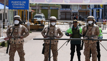 Peruvian soldiers guard a checkpoint on the Peru-Bolivia border following its closure (Reuters/David Mercado)