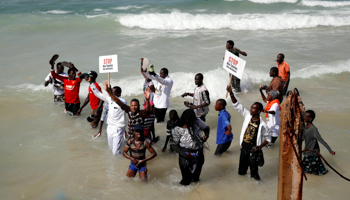 Demonstrators demand more fishing permits during French President Emmanuel Macron’s visit to Senegal, February 3, 2019 (Reuters/Philippe Wojazer)