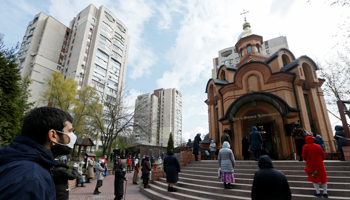 Social distancing at a church service in Kyiv (Reuters/Valentyn Ogirenko)
