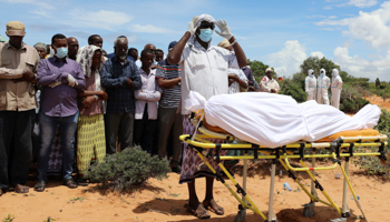 Civilians prepare to bury a man believed to have died from COVID-19, Mogadishu, April 30, 2020 (Reuters/Feisal Omar)
