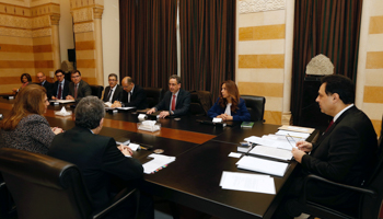 Prime Minister Hassan Diab and government meet an IMF team (Reuters/Mohamed Azakir)