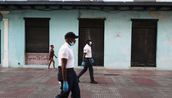 Police patrol the largely empty streets of Santo Domingo's colonial district, March 24 (Reuters/Ricardo Rojas)