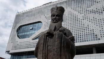 Statue of ancient Chinese philosopher Confucius outside the Chinese Cultural Centre in Belgrade, May 14 (Reuters/Marko Djurica)