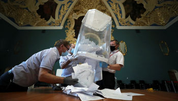 Starting the count at a Moscow polling station (Reuters/Evgenia Novozhenina)