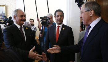 Russian Foreign Minister Sergei Lavrov (R) welcomes Libyan military leader Khalifa Haftar (L) in Moscow, August 2017 (Reuters/Sergei Karpukhin)