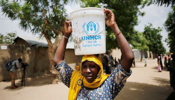 A woman carrying a bucket of water at the Banki IDP camp, in Borno, April 26, 2017 (Reuters/Afolabi Sotunde)