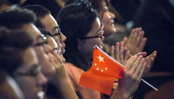 Students clap while Chinese President Xi Jinping delivers a speech during a visit to Lincoln High School, Washington, September 2015 (Reuters/David Ryder)