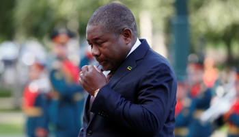Mozambique’s President Filipe Nyusi attends a wreath laying ceremony at the Tomb of the Unknown Soldier in Moscow, Russia, August 21, 2019 (Reuters/Yuri Kochetkov)