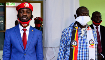Musician-turned-MP Robert Kyagulanyi ('Bobi Wine') and veteran opposition leader Kizza Besigye arrive for a joint news conference, Wakiso district, Kampala (Reuters/Abubaker Lubowa)