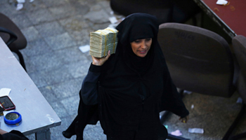 Central bank employee carrying Yemeni rials, Aden (Jon Gambrell/AP/Shutterstock)