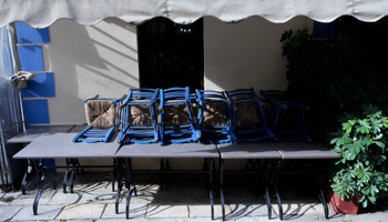 Most of Greece prepares to shut down restaurants, bars, cafes, cinemas and gyms after daily COVID-19 cases peak at 1,690 on October 30, Plaka, Athens, November 2 (Aristidis Vafeiadakis/ZUMA Wire/Shutterstock)