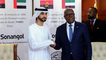 Sonangol CEO Gaspar Martins (C) shakes hands with Sheik Ahmed Al Maktoum (L) from United Arab Emirates, during the signature of the agreement for the construction of the Dande Oil Terminal, Luanda, November 7, 2019 (Ampe Rogerio/EPA-EFE/Shutterstock)