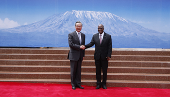 President John Magufuli finalises a rail deal with Chinese Foreign Minister Wang Yi, January 8 (Xinhua/Shutterstock)
