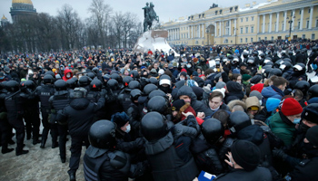 Protestors and police push against one another in St. Petersburg, January 23 (Dmitri Lovetsky/AP/Shutterstock)