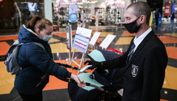 Temperature check for a customer at a Moscow shopping mall, April 2021 (Xinhua/Shutterstock)