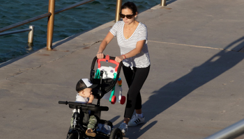 A mother and child enjoy a pre-Mother’s Day walk in Melbourne, May 9, 2020 (Speed Media/Shutterstock)