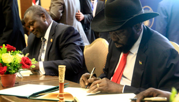 President Salva Kiir and SPLM-IO leader Riek Machar sign the R-ARCSS, August 5, 2018 (Xinhua/Shutterstock)