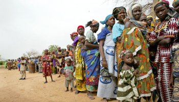 People queuing for food distribution, Maradi, 2005 (Shutterstock)