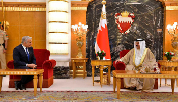 Israeli Prime Minister Yair Lapid visits King Hamid bin Issa Al Khalifa of Bahrain, September 30 (Shlomi Amshalem/AP/Shutterstock)