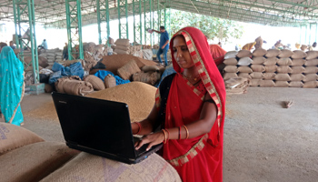 An Indian internet user at the agricultural produce market, Madhya Pradesh (Shutterstock / Neeraz Chaturvedi)