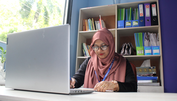 A Bangladeshi corporate professional using online resources (Shutterstock / HM Shahidul Islam)