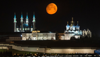 Tatarstan’s main mosque and Orthodox Cathedral, both within Kazan’s ‘Kremlin’ walls (Denis Tyrin/AP/Shutterstock)