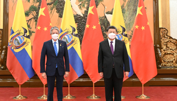 President Guillermo Lasso and President Xi Jinping pose for photographs at the Great Hall of the People. Beijing, February 5 (Xinhua/Shutterstock)