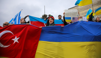 Protesters hold Ukrainian and Turkish flags during a demonstration against Russia's  invasion of Ukraine in Beyazit Square, Istanbul, February 27 (Hakan Akgun/SOPA Images/Shutterstock)