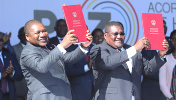 President Felipe Nyusi and Renamo President Ossufo Momade sign the Maputo Peace Accord, August 19, 2019 (Tsvangirayi Mukwazhi/AP/Shutterstock)