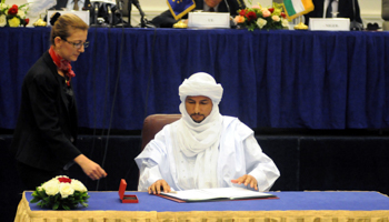 CMA leader signing the Algiers Accord, 2015 (Str/EPA/Shutterstock)
