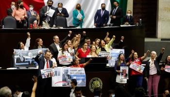 Morena lawmakers denounce opposition lawmakers for rejecting electricity reform. Mexico City, April, 2022 (Luis Barron/Eyepix Group/Shutterstock)