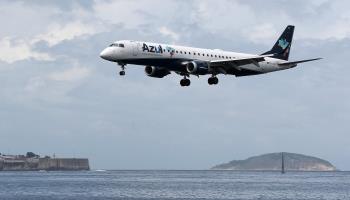 An Azul airlines Embraer E195 jet landing in Rio de Janeiro (Marcelo Sayao/EPA-EFE/Shutterstock)