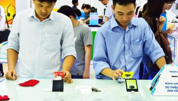 Vietnamese users testing new phones at the Saigon Shopping Center (Shutterstock)
