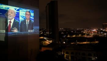 The images of Lula (l) and Bolsonaro projected on a skyscraper in Rio (Bruna Prado/AP/Shutterstock)