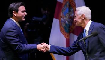 Governor Ron DeSantis (left) shakes hands with Democratic challenger Charlie Crist, October 24 (Rebecca Blackwell/AP/Shutterstock)