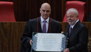 Supreme Court Justice Alexandre de Moraes (l) presenting Lula with certification of his election win (Claudio Reis/Ag Enquadrar/SPP/Shutterstock)