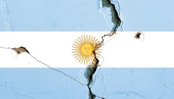 An Argentine flag painted on a cracked wall (Shutterstock)