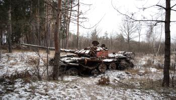 A Russian tank sits abandoned in a Ukrainian forest, January 2023 (Ximena Borrazas/SOPA Images/Shutterstock)