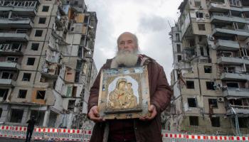 A man holds an icon that survived a Russian missile attack on a Dnipro apartment block that killed 46 people on January 14 (Ukrinform/Shutterstock)