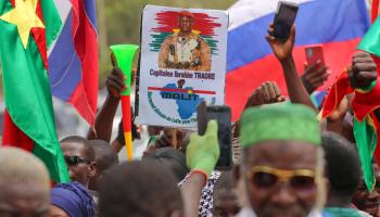 Demonstrators backing Burkinabe coup leader Ibrahim Traore, October 2022 (Kilaye Bationo/AP/Shutterstock)