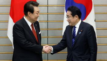 South Korean President Yoon Suk-yeol and Japanese Prime Minister Fumio Kishida (Kiyoshi Ota/Bloomberg/POOL/SOPA Images/Shutterstock)