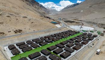 'Tent hotels' for tourists in Tibet (Xinhua/Shutterstock)