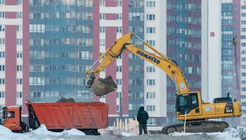 A construction crane working on a construction site in St. Petersburg, Russia. (Artem Priakhin/SOPA Images/Shutterstock)