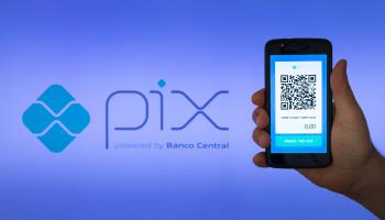 The Pix logo and a smartphone with the Pix app (Shutterstock/Siker Stock)