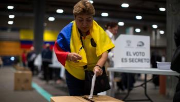 A woman casts her vote in the referendum of April 21 (Luis Soto/SOPA Images/Shutterstock)