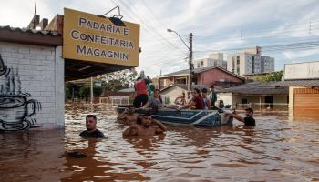 Rescuers evacuating flood victims in Novo Hamburgo, Rio Grande do Sul (Xinhua/Shutterstock)