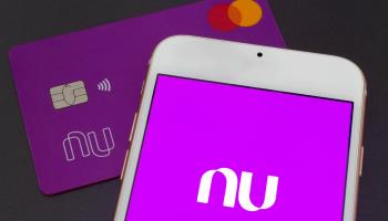  Nubank mobile app and credit card (Shutterstock)