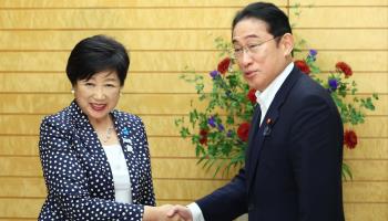 Tokyo Governor Yuriko Koike (left) shakes hands with Prime Minister Fumio Kishida (right) after being re-elected for a third term (JIJI PRESS/EPA-EFE/Shutterstock)