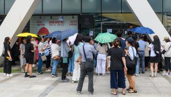 Customers waiting for refunds at the WeMakePrice headquarters in Seoul (Kim Jae-Hwan/SOPA Images/Shutterstock)