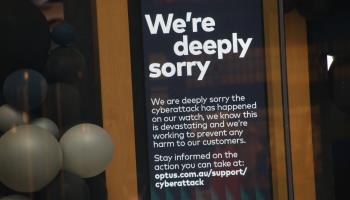 Sign posted outside an Optus store in Sydney, October 7, 2022 (Richard Milnes/Shutterstock)